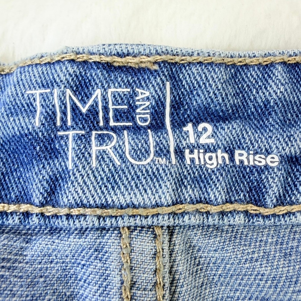 Time and Tru Womens Sz 12 High Rise Embroidered Floral Denim Shorts Distressed - Picture 3 of 9